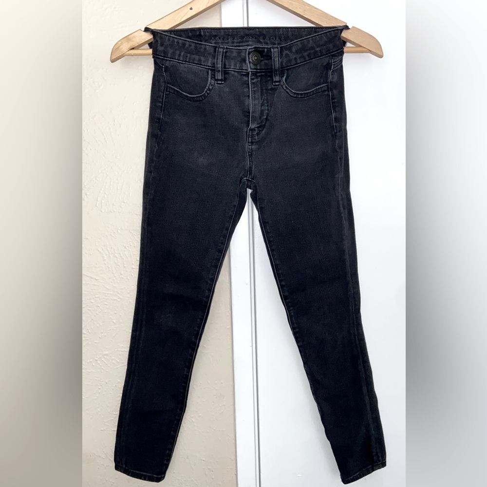 Estoy vendiendo este pantalón de mezclilla "American Eagles" Outfitters talla 00
